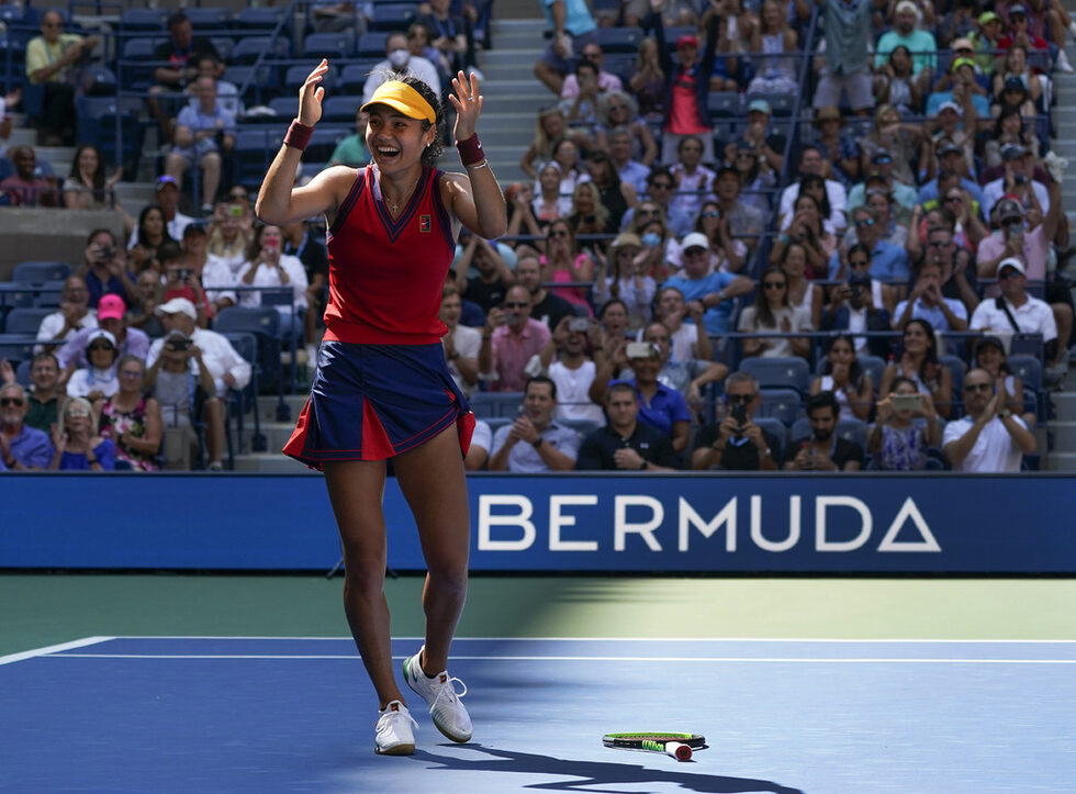 Британската тийнейджърка Ема Радукану достигна до полуфиналите на US Open, след като победи в два сета олимпийската шампионка Белинда Бенчич - 6:3, 6:4.<br /><br />Радукану се класира до фазата на четирите най-добри при едва втория си турнир от Шлема. На "Уимбълдън" тя игра осминафинал.