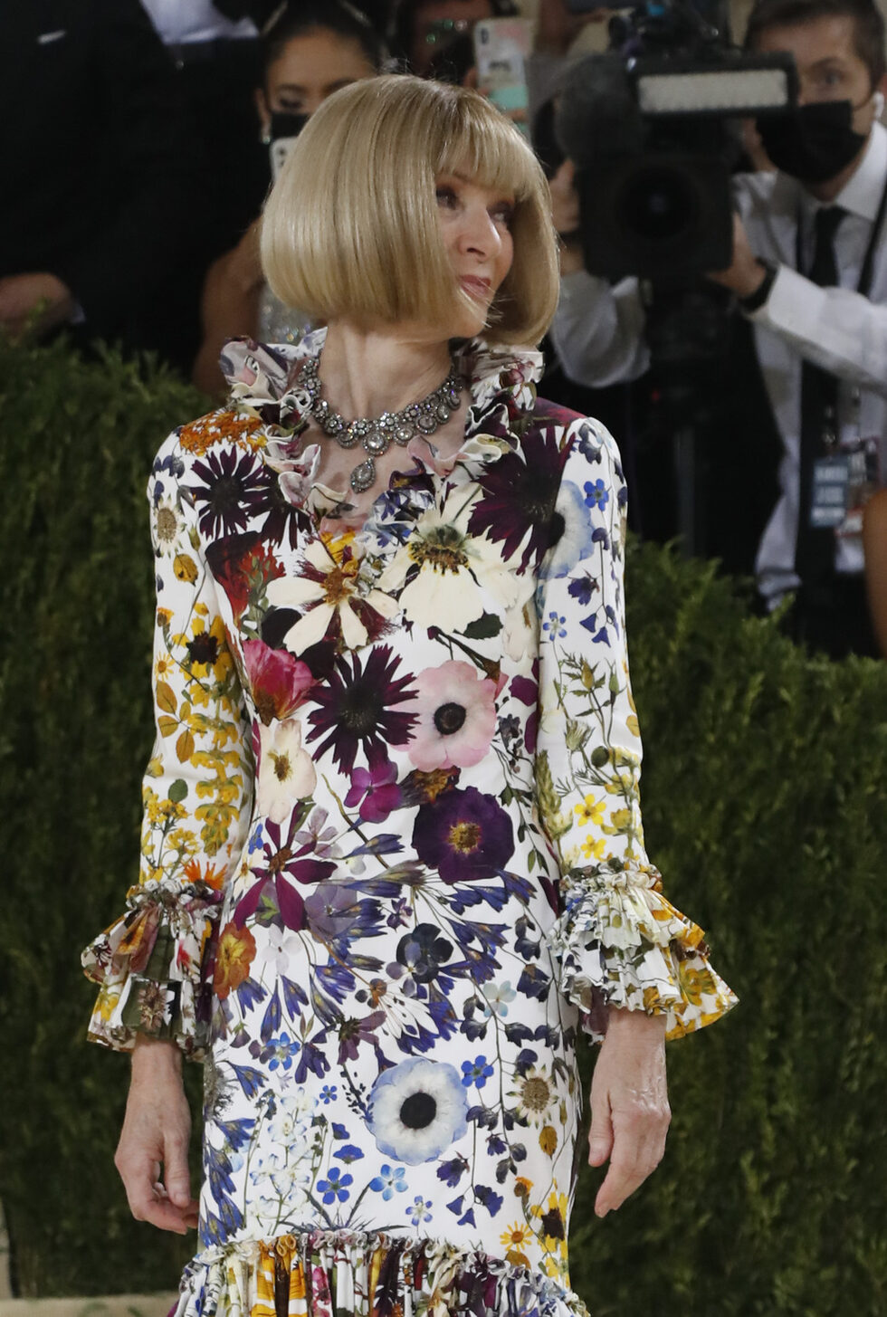 Ана Уинтур в Oscar de la Renta, макар да е известно, че носи изключително Chanel