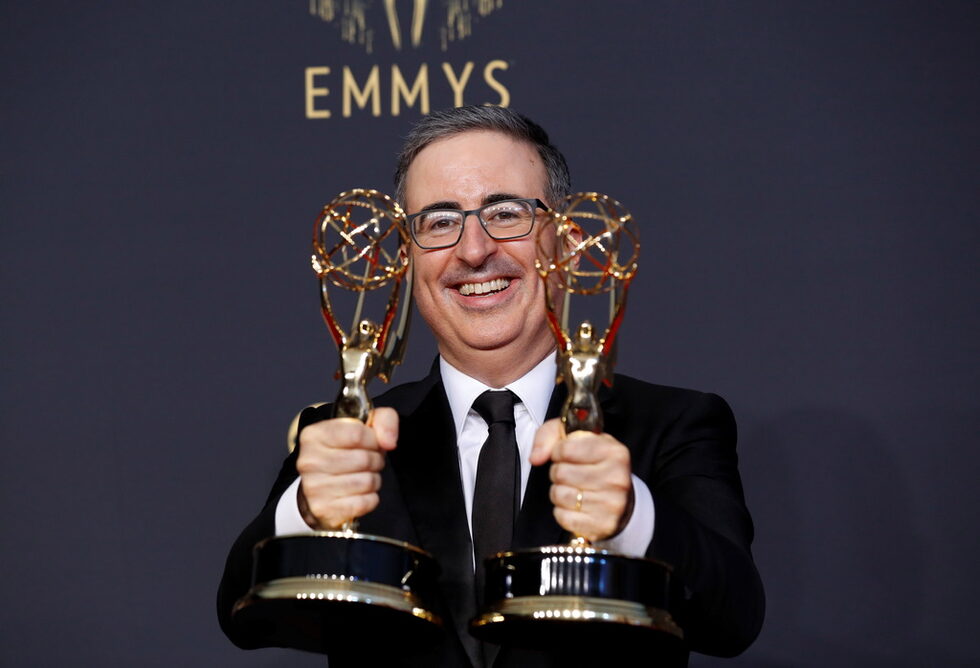 Токшоуто Last Week Tonight With John Oliver донесе награда и на Джон Оливър за най-добро предаване в категорията.