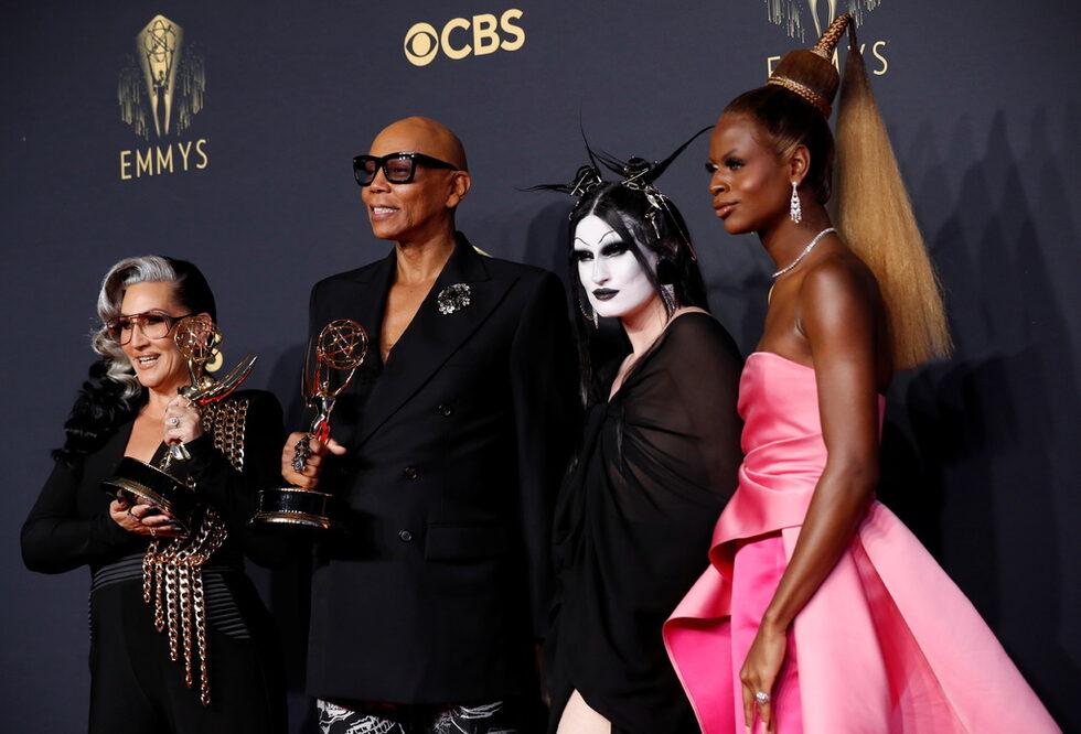 Ру Пол, чиято поредица "RuPaul's Drag Race" спечели в категорията за състезателно шоу, стана най-награждаваният чернокож артист в историята на наградите "Еми" с 11 отличия.
