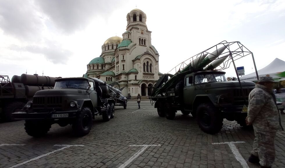 Зенитно-ракетни системи на въоръжение в българската армия са изложени в петък до ранния следобед пред храм-паметника "Александър Невски". Поводът е 60-ата годишнина от създаването на Първа зенитно-ракетна база от състава на Военновъздушните сили