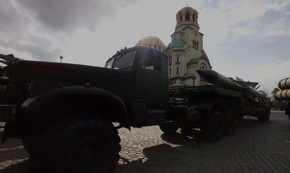Почти 32 години след 10 ноември и повече от 17 след влизането на страната в НАТО зенитно-ракетните войски все още използват само въоръжение, произведено в СССР<br /><br />На площада могат да се видят зенитно-ракетните комплекси C-75М3 "Волхов" (SA-2), C-125М "Нева" (SA-3), 2К12 "Куб" (SA-6), C-200 "Вега" (SA-5) и C-300 (SA-10),