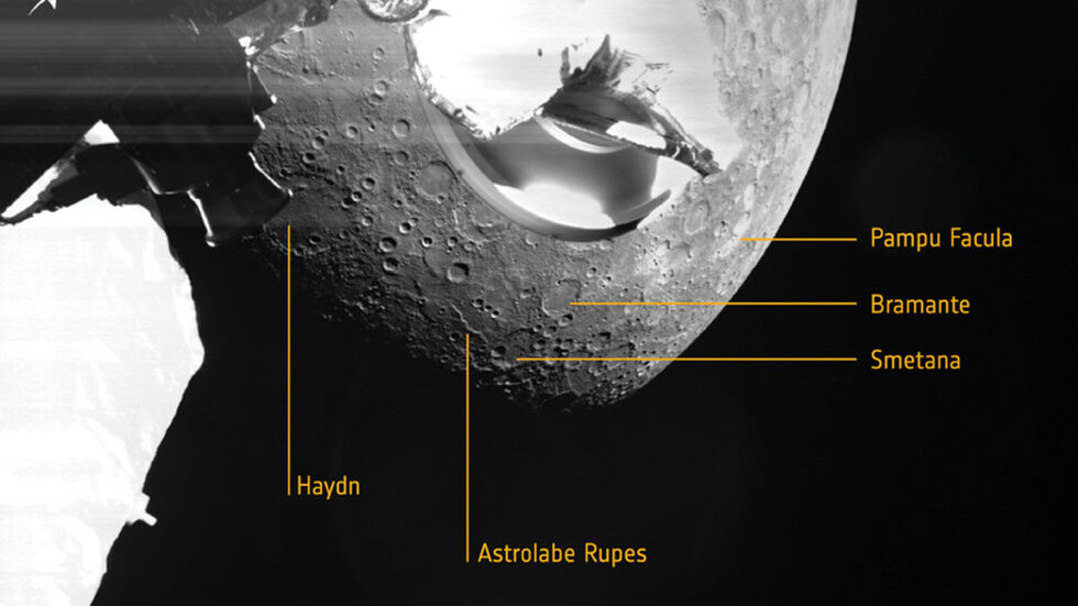 Космическият апарат от европейско-японската мисия BepiColombo изпрати снимки, на които се виждат ясно елементи от повърхността на Меркурий, докато прелиташе с голяма скорост покрай планетата. Черно-белите кадри, разпространени от Европейската космическа агенция (ESA), са направени от 2418 км разстояние и са с ниска резолюция 1024x1024 пиксела, защото основните му камери са скрити в корпуса. Те ще се използват по-късно, когато апаратът, изстрелян преди 3 години, премине в орбита през 2025 г. Следващото прелитане край Меркурий е на 23 юни 2022 г.