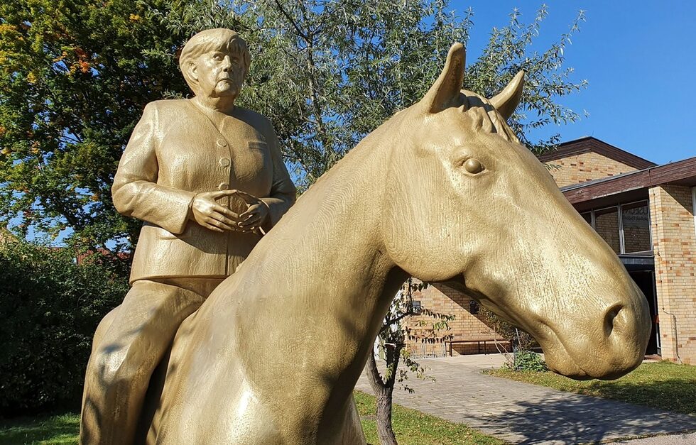 Статуя в естествена големина с височина 2.7 м изобразява канцлера на Германия Ангела Меркел на кон - без седло и стремена, но с типичната за нея поза на ръцете във формата на ромб - беше открита за края на 16-годишния ѝ мандат в музея Tempel в малкото градче Етсдорф източно от Нюрнберг. Изработена с 3D принтер, статуята е обърната на изток и според едни е забавна, а според други - отвратителна.