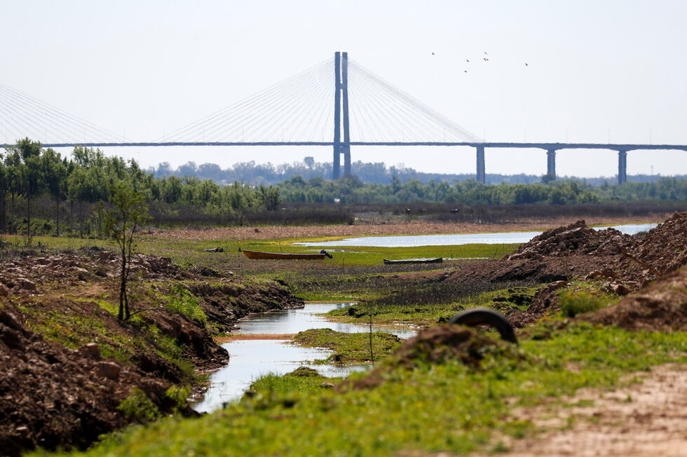 Почти рекордно ниските нива на реката се наблюдават в момент, когато световните лидери участват в срещата на върха за климата COP26 в Глазгоу на фона на предупрежденията, че глобалното затопляне е опасно близо до това да излезе извън контрол и светът ще бъде изправен пред климатични смущения през следващите десетилетия.