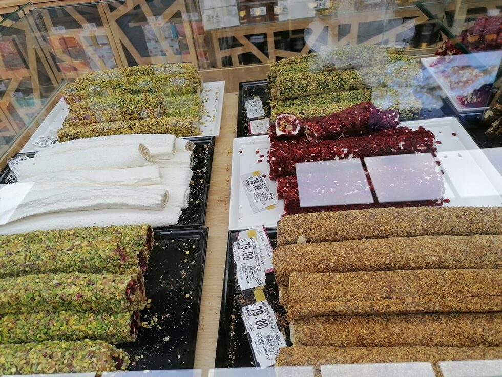В квартала има поне няколко гурме магазина за месни, млечни и други деликатеси, както и такива, специализирани в продажбата на ядки, локуми и други местни вкусотии.