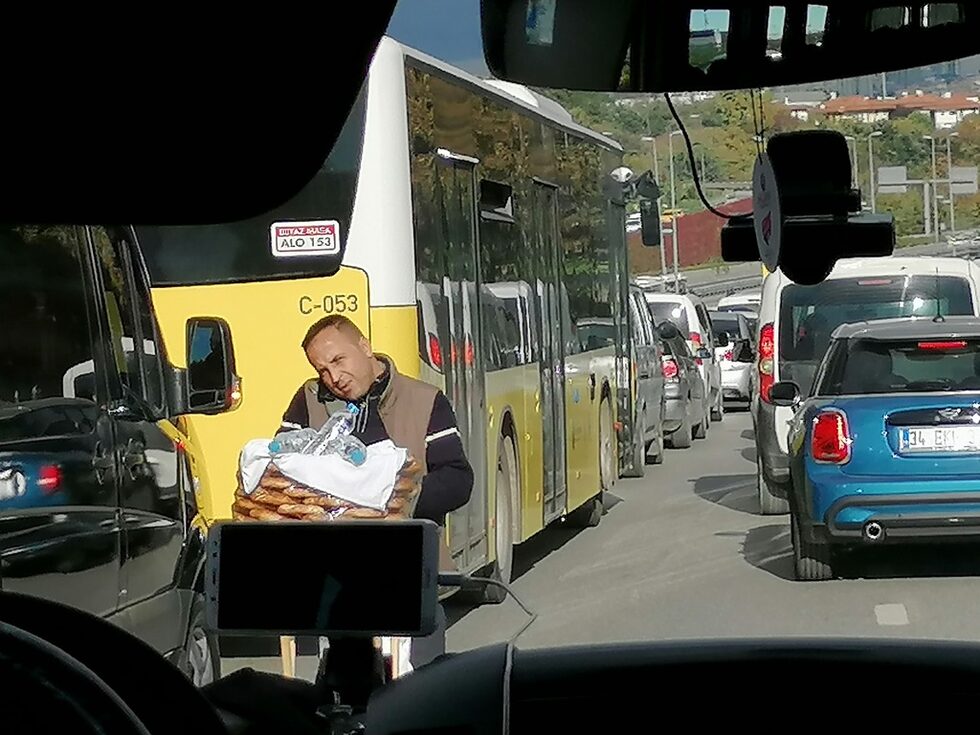В трафика само с едно сваляне на прозореца шофиращият може да се снабди с геврек и вода.