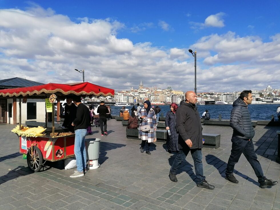 Районът около моста "Галата" никога не остава без тълпи - местни и чужденци. Оттук тръгват фериботи, тук е "Мисир чарши", красивата гледка, ресторантите за рибни деликатеси.