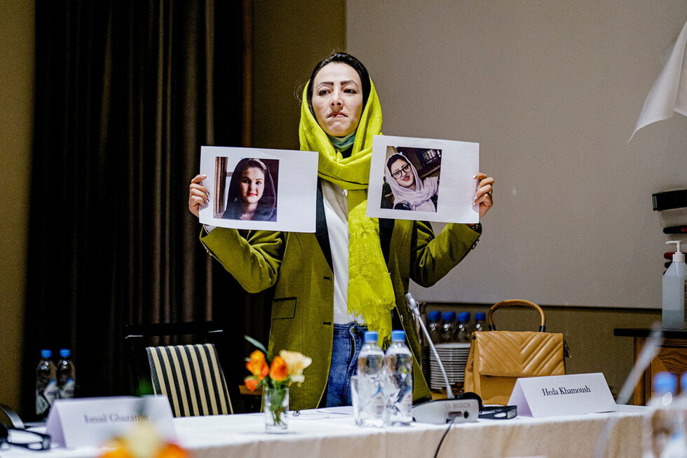 Член на организация, защитаваща правата на жените в Афганистан, държи снимки на жени, които са били задържани от талибаните заради работата им по защита правата на жените. Акцията е по време на среща между талибаните и правозащитни организации в Осло, Норвегия.