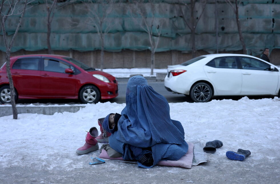 Жена проси на улица в Кабул, Афганистан.