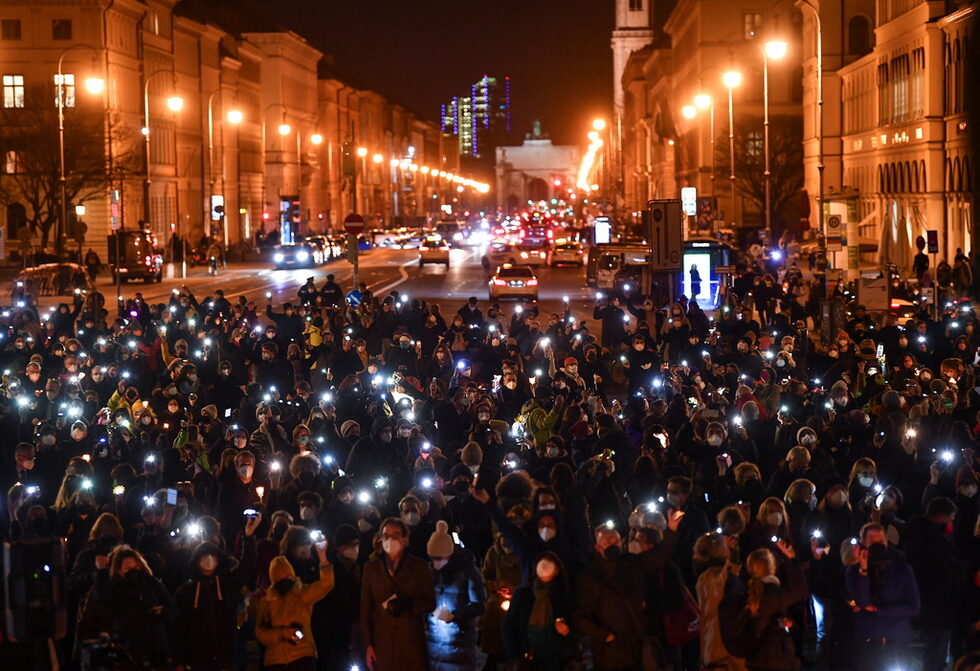 Около 1000 души с фенерчета осветиха небето в Мюнхен в четвъртък вечерта, за да покажат солидарност и подкрепа за мерките на германското правителство срещу ковид, в рязък контраст с неотдавнашните протести, които осъдиха ограниченията.<br /><br />