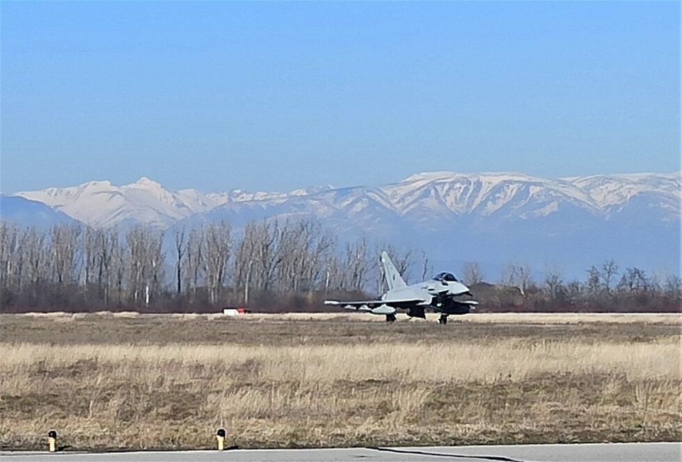 Четири самолета Eurofighter EF-2000 Typhoon II от военновъздушните сили на Испания се приземиха днес, 11 февруари, в авиобаза Граф Игнатиево. До 31 март 2022 г. 130 испански военнослужещи ще изпълняват задачи по усилена охрана на въздушното пространство (Air Policing) съвместно с колегите си от българските военновъздушни сили.
