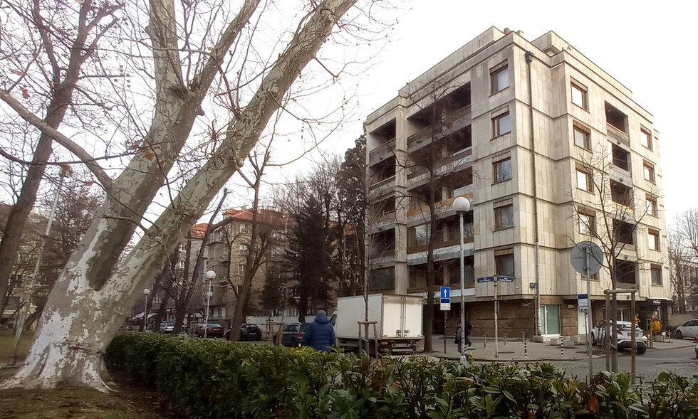 След <a href="https://www.dnevnik.bg/bulgaria/2022/02/16/4312291_suborenata_kushta_na_ul_veliko_turnovo_ima_li_nevinni/">поредния случаи на стара къща в центъра на София</a>, отново беше отворена темата - <strong>как да бъдат защитени други сгради</strong>. Статутът на къщата на ул. "Велико Търново" на недвижима културна ценност е бил снет през 1993г. заедно с още 30 сгради без мотиви. По повод на събарянето й Националният институт за недвижимото културно наследство (НИНКН) <strong>публикува кои са част от другите сгради в този списък</strong>. А директорът арх. Петър Петров призовава софиянци, които знаят нещо за тях - да разкажат с какво са ценни и дали са част от паметта на града.<br /><br />"Дневник" обиколи адресите и ви показва сградите. Истории за тях може да публикувате във форума или на internet@dnevnik.bg<br /><br />На снимката: Жилищна сграда на ул. "Сан Стефано" 11