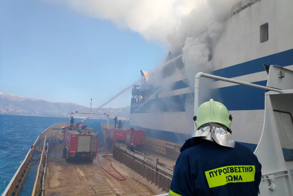 Хората са евакуирани с няколко кораба и катера до пристанище на гръцкия остров Корфу.