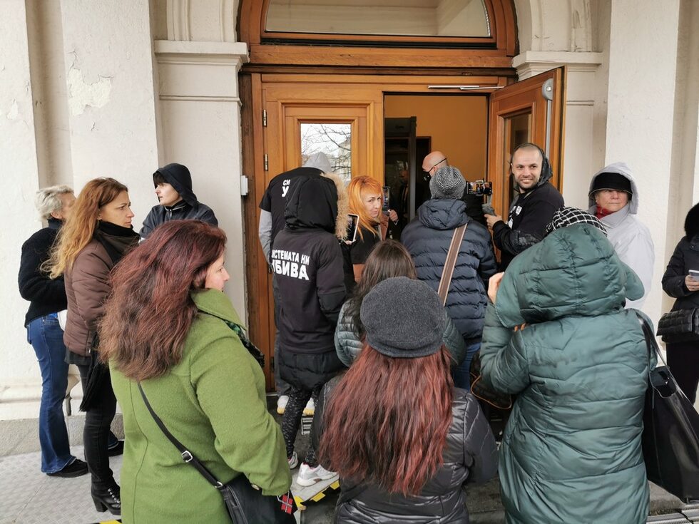 Малък, но шумен протест се състоя пред служебния вход на Народното събрание в деня, когато депутатите гледат на второ четене бюджетите на Държавното обществено осигуряване и Здравната каса. Майки на деца с увреждания от инициативата "Системата ни убива" се изразиха недоволството си за липсата на промяна в размера на социалната пенсия за инвалидност. Те настояват за смяната на социалния зам.-министър Лазар Лазаров, който по думите им е един от създателите и реализаторите на "пошлата социална политика за деца и хора с увреждания", която разхищава средства и в същото време убива.