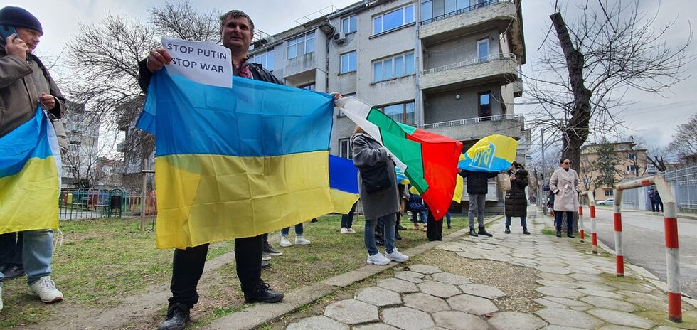 Събралите се изпяха химна на Украйна и издигнаха плакати с надписи "Мир на Украйна - Русия вън" и "Спрете Путин! Спрете войната!"