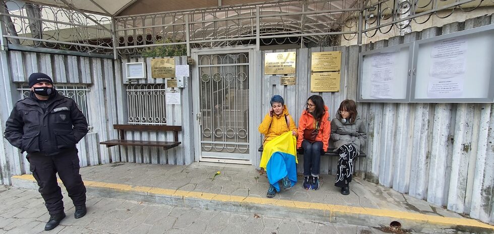 Според участващите в протеста в момента в сградата на Украинския център във варненския кв. "Васил Левски" се подготвя "убежище", което ще бъде предоставено на евентуални бежанци от Украйна