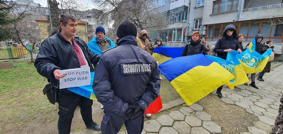 Един от полицаите, охраняващи протеста, влезе в разговор с протестиращите, за да получи информация "от първа ръка" за случващото се в страната след началото на военните действия, започнати от Русия