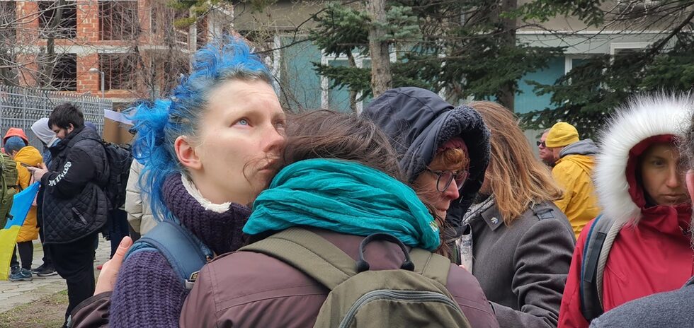 Някои от участниците в протеста бяха боядисали косите си в синия цявят на украинския национален флаг
