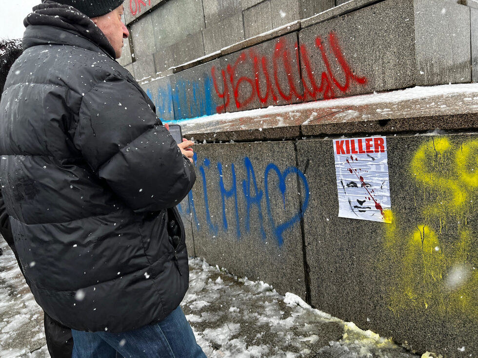 Снимка на деня: Протест с графити на паметника на съветската армия