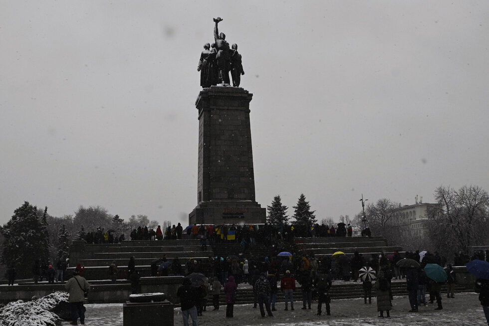 Снимка на деня: Протест с графити на паметника на съветската армия