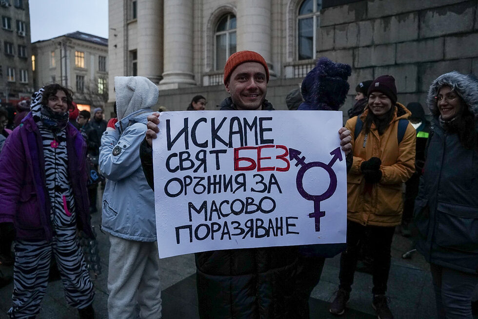 Снимка на деня: Два протеста в София срещу войната в Украйна