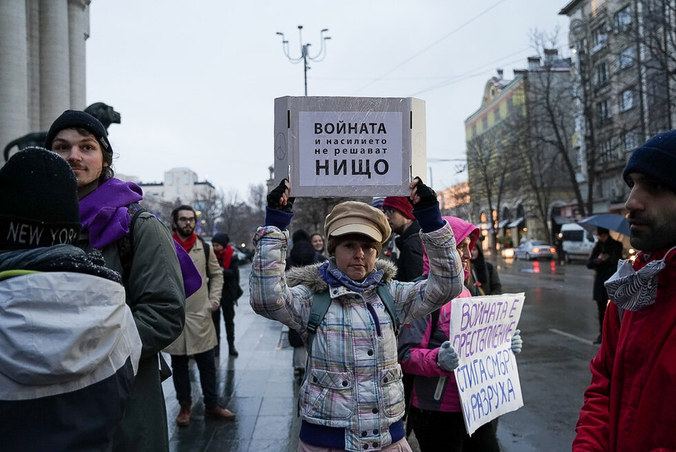 Антивоенни плакати имаше и на традиционното за 8 март шествие срещу насилието срещу жени, което също се проведе в София.