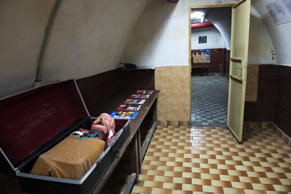 В помещенията има пейки и легла, които могат да бъдат използвани при нужда.