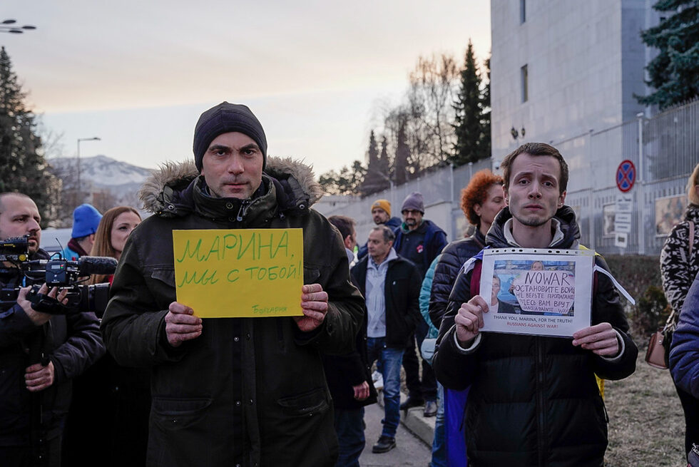 Поредният протест пред руското посолство в София изрази подкрепа за Мария Овсянникова. Журналистката <a href="https://www.dnevnik.bg/sviat/voinata_v_ukraina/2022/03/14/4324004_arest_sled_durzuk_antivoennen_protest_po_ruska/" target="_blank">се появи с антивоенен плакат</a> по време на живо излъчване на новини "Първи канал" на руската държавна телевизия в понеделник, 14 март.