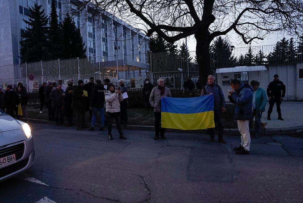 Независимият сайт "Медуза" обаче твърди, че Овсянникова е била глобена за видеообръщението, което е записала преди протеста, а не за самия протест.