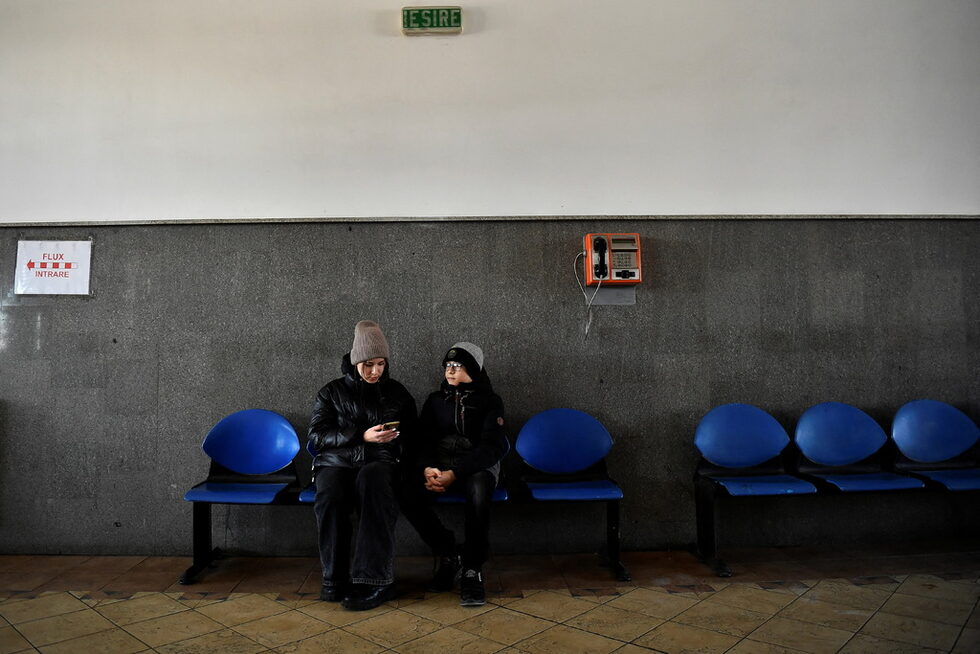В Североизточна Румъния православната архиепископия на Сучава и Радецки предлага стотици легла в манастири, както и в енорийски къщи. На границата в Сирет и на прилежащата жп гара има свещеници и монаси, които говорят украински или руски език, и предлагат храна и помощ