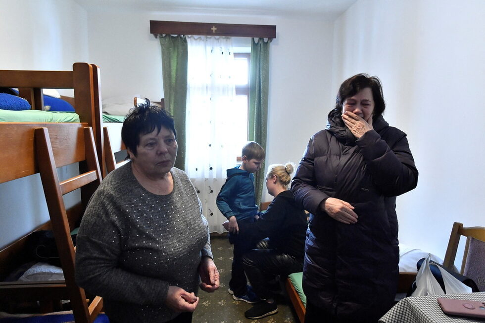 Отец Герасим каза, че досега в Путна са намерили подслон около 100 души, предимно жени и деца