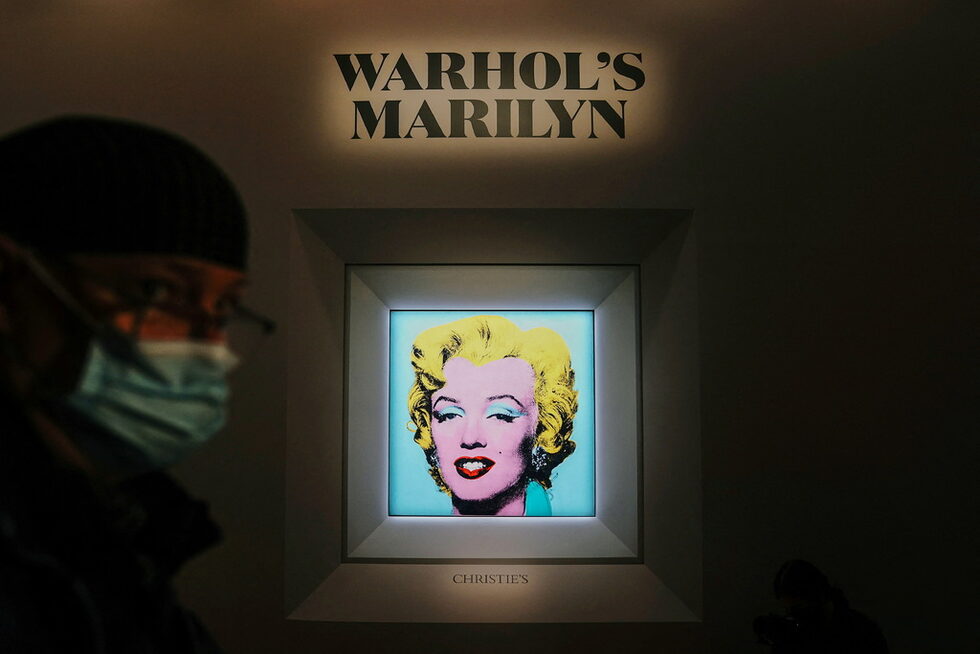Картината на Анди Уорхол "Shot Sage Blue Marilyn", на която е изобразена Мерилин Монро, е изложена в аукционната къща Christie's в навечерието на търга в квартал Манхатън на Ню Йорк.