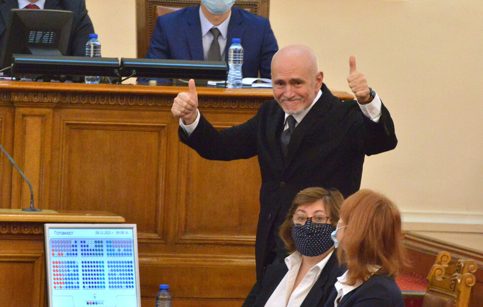 Собственикът на компанията "Еконт" Николай Събев (Продължаваме промяната), който пое управлението на транспортния сектор, започна с това, че "свали" шефовете в БДЖ от служебните им коли. "Да пътуват с влак", заяви Събев, в чиято визия е летищата, авто- и жп гарите да станат транспортни центрове, в които потребителят не губи време, а от едно място ползва различни видове транспорт и дори може да пътува с един билет.