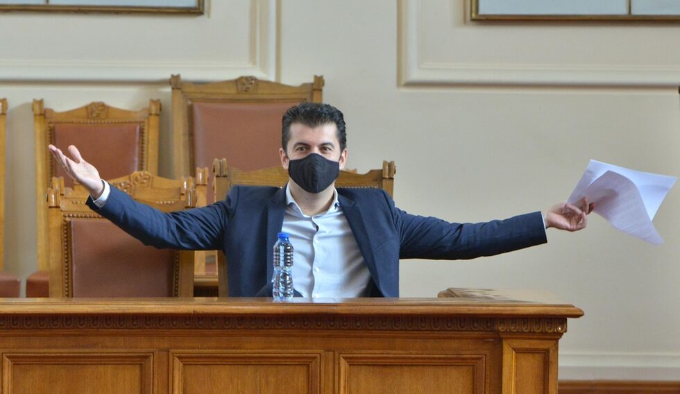 Според политолога и изпълнителен директор на "Галъп интернешънъл" Първан Симеонов обстоятелствата, пред които се изправя това правителство са много по-трудни, отколкото са били при други, защото са възникнали глобалният проблем с цените, както и войната. "Те трябваше да влизат с летящ старт, нямаха избор. Първите 100 дни бяха задача с повишена трудност. На този фон за отбелязване е, че успяха да запазят някакви сравнително добри нива на доверие в сравнение с много други правителства", смята той.