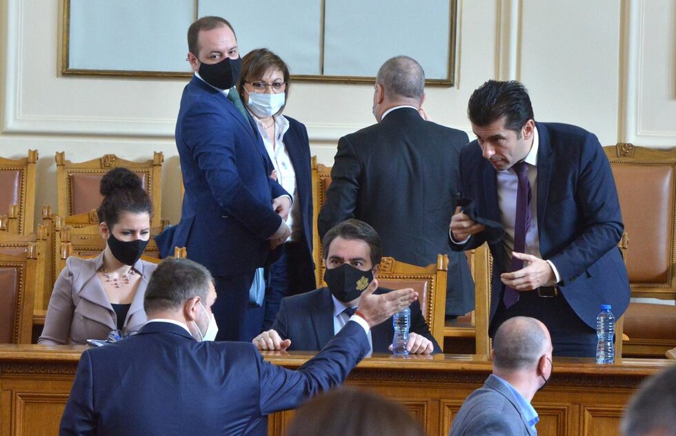 Стоте дни, които обикновено са време за толеранс за всяко правителство, за кабинета "Петков" се оказаха време на поредица от кризи. Представители на четири политически формации с разнопосочна ориентация - "Продължаваме промяната", БСП, "Демократична България" и "Има такъв народ", показаха, че в критични моменти успяват да намерят общ език, но в други отношенията помежду им се изострят. <br /><br /><strong><a href="https://www.dnevnik.bg/politika/2022/03/23/4327170_upravliavai_trudno_kabinetut_petkov_v_minnoto_pole_na/?ref=home_layer2">Управлявай трудно: кабинетът "Петков" в минното поле на кризите, коалицията и липсата на опит</a></strong>