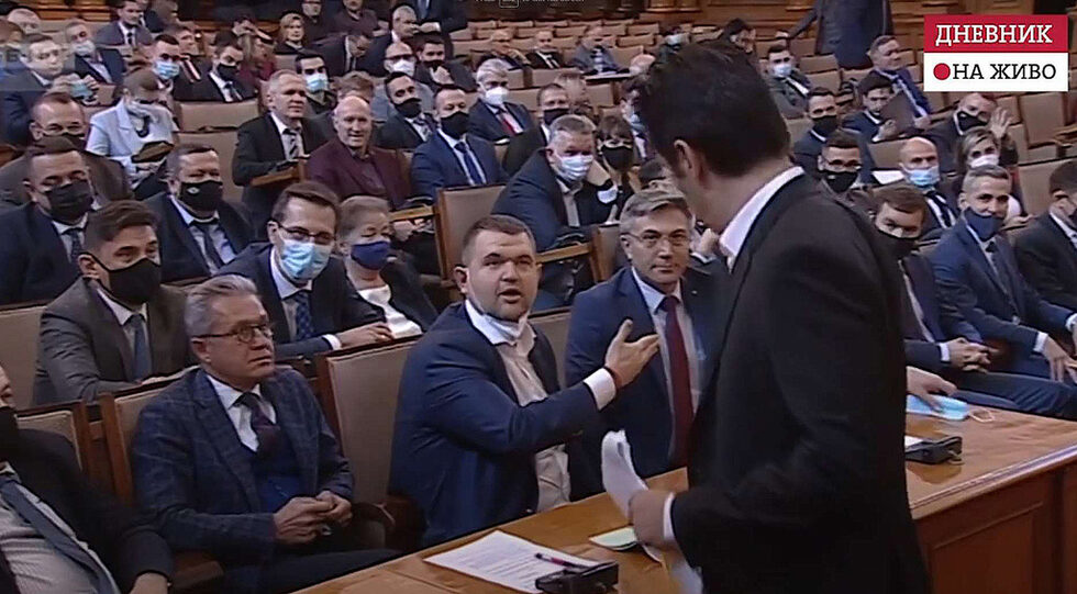 Друг от посочените е депутатът от ДПС Делян Пеевски. Петков често повтаря, че Пеевски не е попаднал случайно в листата за санкции по глобалния закон "Магнитски" в САЩ и не е редно България да научава от чужбина за случаите на корупция. Какво си казаха Пеевски и Петков в парламента на 11 февруари гледайте<a href="https://www.dnevnik.bg/video/2022/02/11/4311413_kakvo_si_kazaha_kiril_petkov_i_delian_peevski_v/"> тук.</a>
