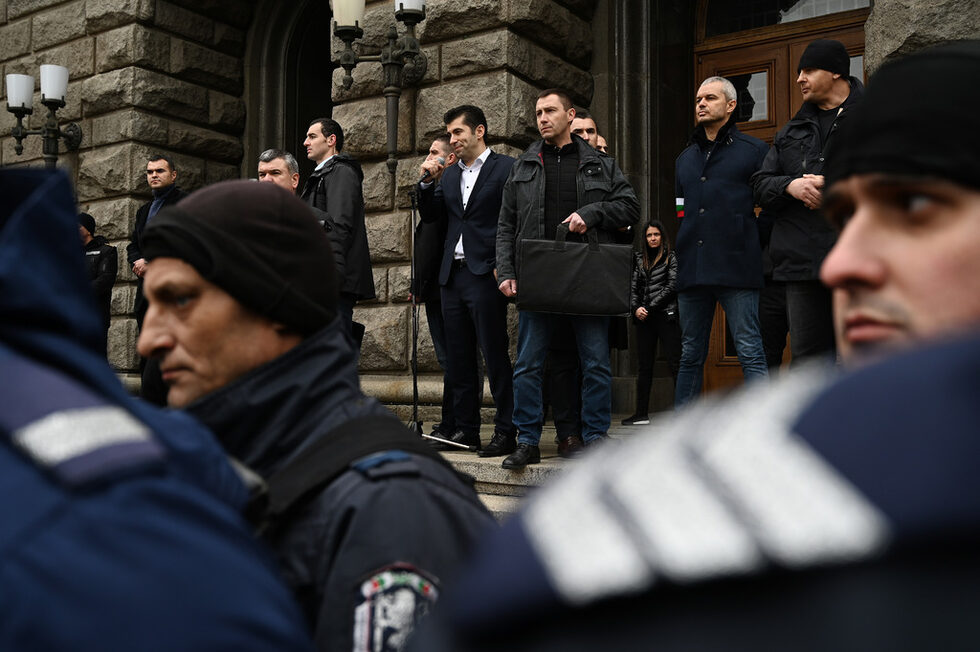 Грапаво е общуването на премиера и с друга от опозиционните партии - "Възраждане", която се бори срещу ограниченията, налагани заради коронавируса, и заема проруска позиция по войната на Русия в Украйна. Петков опита да хвърли мост като отиде на протест на "Възраждане" срещу т. нар. зелен сертификат, но бе освиркан...