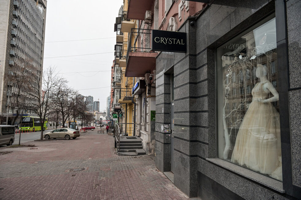 Няколкото ресторанта, които продължават да работят, взимат последните си поръчки до 19:00, а повечето магазини за хранителни стоки затварят дори по-рано