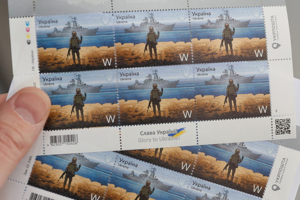 Главният изпълнителен директор на украинските пощи Игор Смилянски показа пощенски марки, изобразяващи украински военнослужещ и руски военен кораб, изобразяващ наскоро повредения управляем ракетен крайцер "Москва", в централата на компанията в Киев, Украйна.