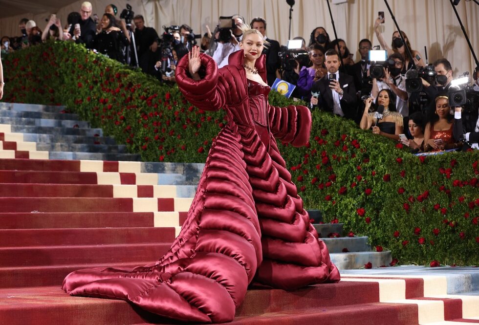 Мет Гала (Met Gala), чието официално наименование е "Бенефис на Института за костюми", е ежегодно светско събитие за набиране на средства от Института за костюми на "Метрополитън музей на изкуствата" в Ню Йорк. На снимката: Джиджи Хадид