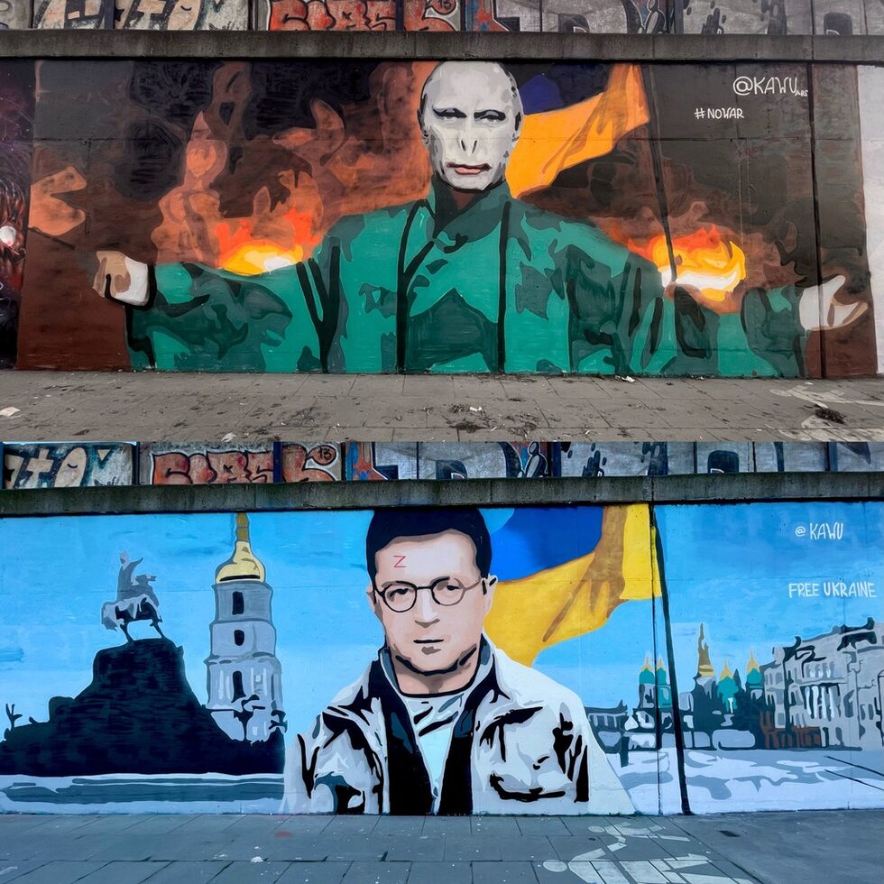 Други включиха политическите герои в измислени роли като полския стенописец, известен като Каву, който нарисува президента на Украйна Володомир Зеленски като Хари Потър, а президента Владимир Путин - като Волдемор.