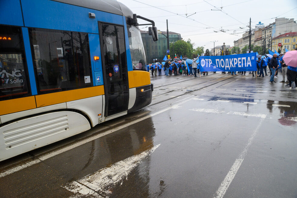 Протестиращи работници в градския транспорт, организирани от двата синдиката КТ "Подкрепа" и КНСБ, блокираха за два часа ключови кръстовища в София. Сред протестиращите имаше и работници в общински транспортни фирми. В 8 часа те затвориха кръстовищата при Лъвов мост, Сточна гара и Петте кьошета.