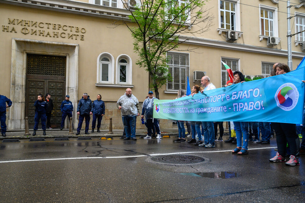 Трите протестни шествия стигнаха до сградата на Министерството на финансите, а след това се отправиха към Министерския съвет.