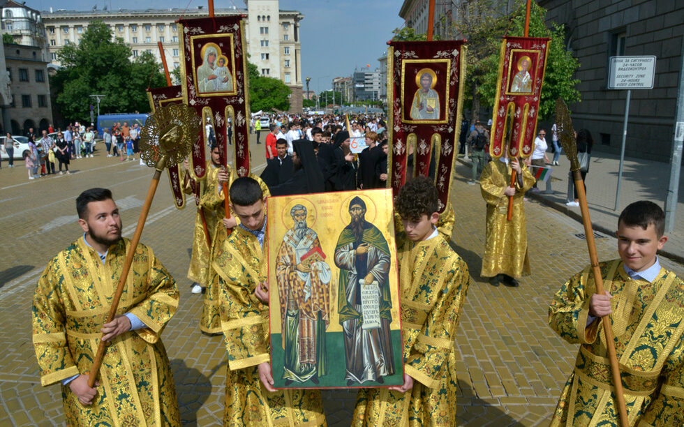 Ученици рецитираха стихотворението "Аз съм българче", а в началото на церемонията бе извършен водосвет.