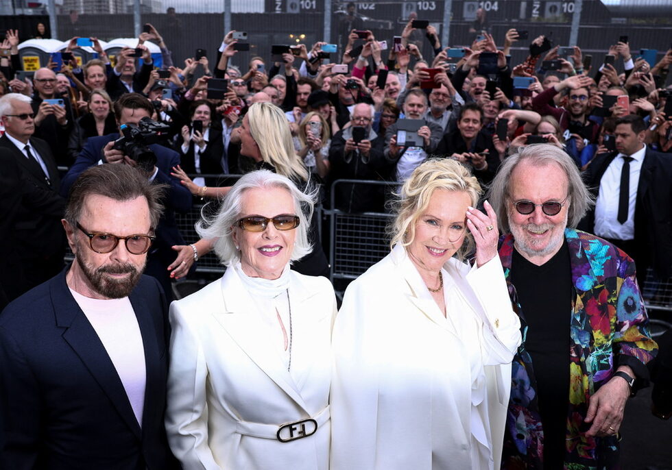 Музикантите от легендарната шведска поп-група ABBA се събраха вчера в пълен състав на живо и като свръхреалистични дигитални аватари за грандиозен и дългоочакван концерт в Лондон.Последното им съвместно концертно изпълнение датира от далечната 1982 г.