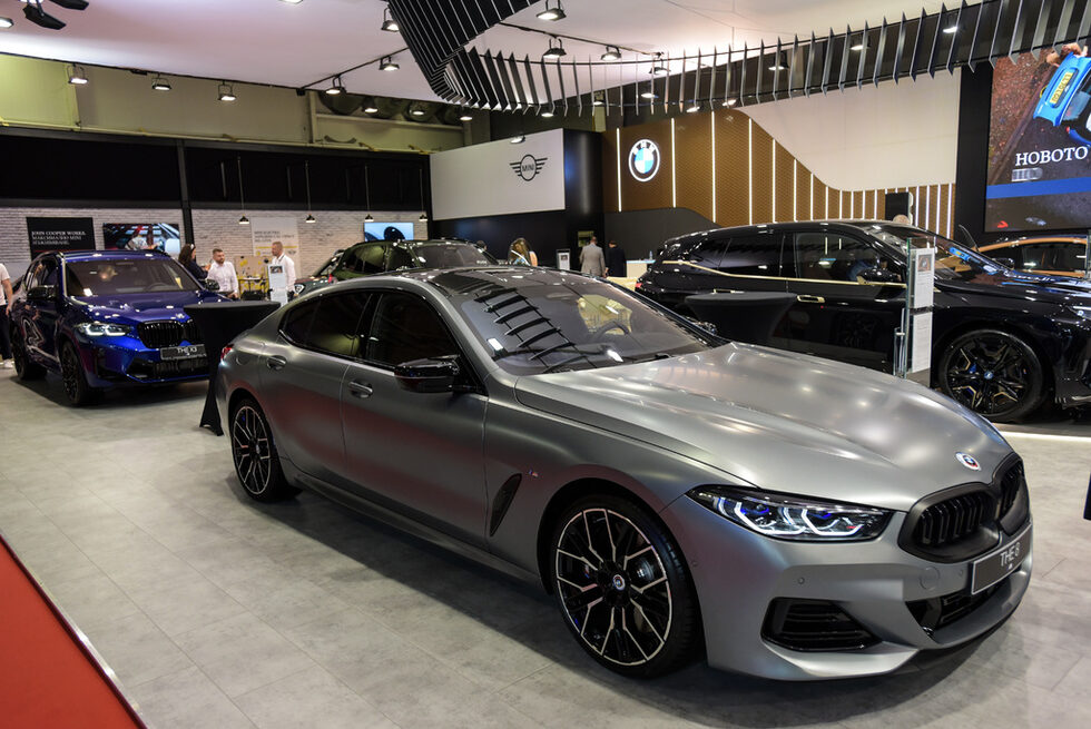 BMW Серия 8 Купе, Серия 8 Кабриолет и Серия 8 Гран Купе дебютират след фейслифта от началото на годината. Промени отвън и отвътре, повече лукс и технологии, двигатели с мощности от 333 до 625 к.с., задно и двойно предаване, предлага обновената гама.