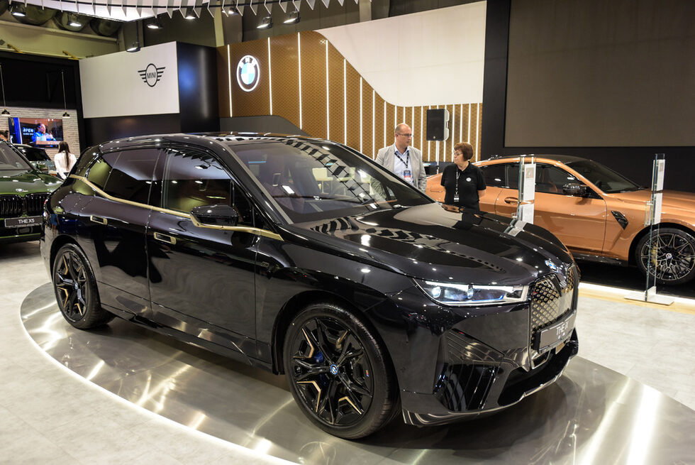 Бъдещето на мобилността и флагман по отношение на иновациите, така от BMW определят модела си iX. Най-мощното изпълнение iX M60 има 619 к.с., двойно предаване и ускорение до 100 км/ч от 3.8 сек. Запасът от ход е до 566 км.
