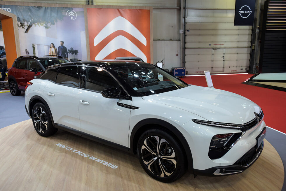 Citroën кръстоса комби, хечбек и SUV в новия си флагман C5 X и предизвиква изненада в обичайно консервативният D-сегмент. Бензинови мотори със 130 и 180 конски сили и плъг-ин хибрид с 225 коня има в гамата. Дебют прави новото активно окачване Citroën Advanced Comfort.