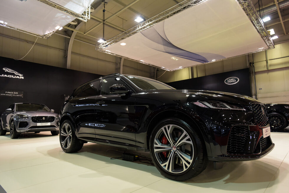Jaguar F-Pace SVR е най-мощната и бърза версия на кросоувъра на Jaguar. Моделът използва 5-литров V8 турбо мотор с 550 к.с. Ускорението до 100 км/ч става за 4 секунди. Промени има в окачването, спирачките, кормилното управление и аеродинамичните елементи.